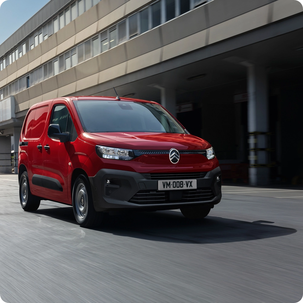 Driekwart vooraanzicht van een Citroën Berlingo Van met een modern design, hoog rijcomfort en een zelfverzekerde uitstraling.