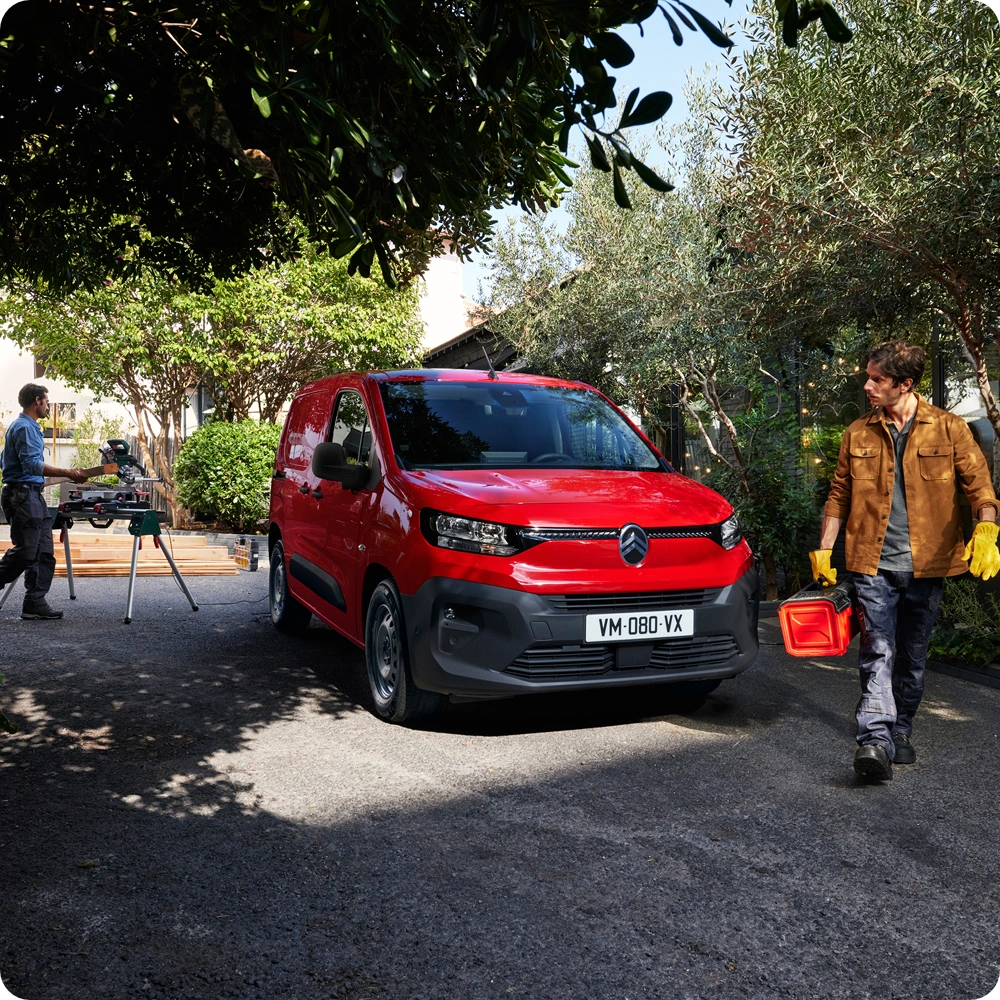 Driekwart vooraanzicht van een Citroën Berlingo Van in een werkomgeving, dat de veelzijdigheid, praktische inzet en het professionele karakter laat zien.