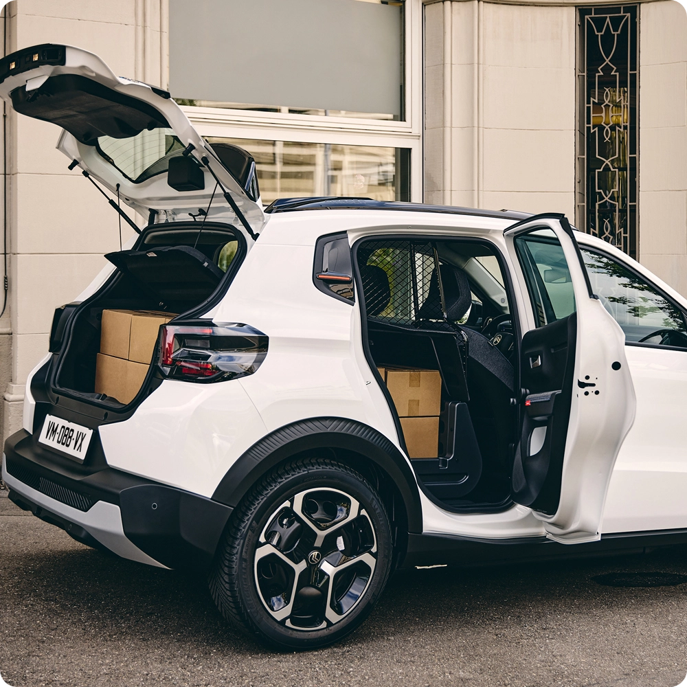 Schuin achteraanzicht van de Citroën ë-C3 Van met geopende achterklep en passagiersdeur, met nadruk op toegankelijkheid, veelzijdige laadmogelijkheden en SUV-geïnspireerd design.