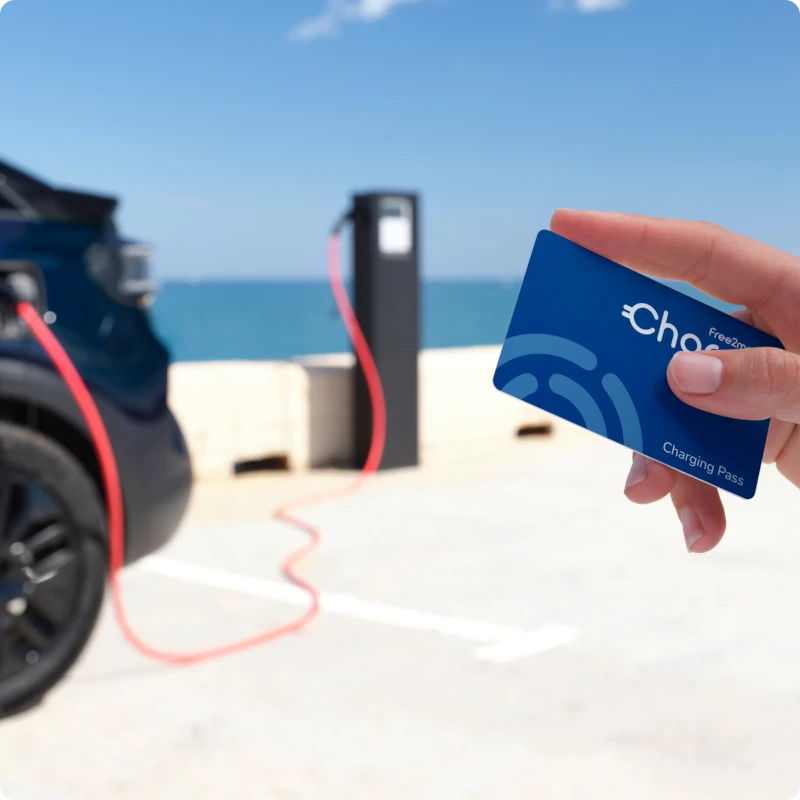 Close-up van een laadpas bij een openbaar laadpunt, met nadruk op eenvoudige toegang tot laadnetwerken voor de Citroën ë-C3 Van.