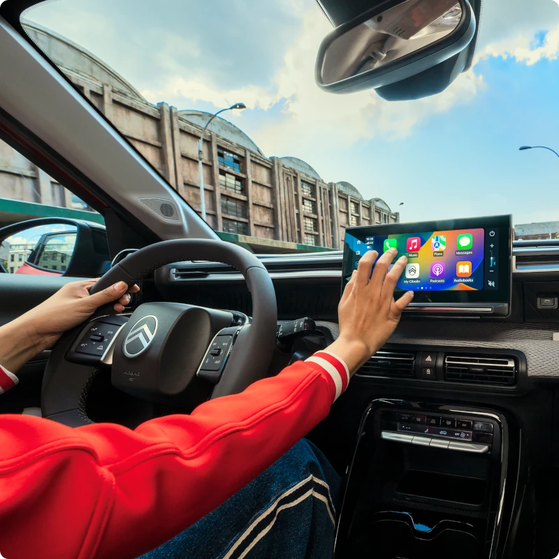 Vooraanzicht van de Berlingo met ADAS‑technologie die veiligheid, zicht, comfort en zelfverzekerde dagelijkse rijondersteuning versterkt.