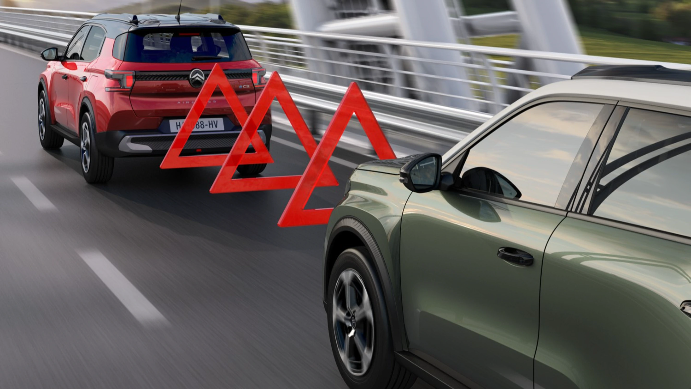 Citroën SUV die een voertuig voor zich detecteert met visuele waarschuwingen, ter illustratie van het Forward Collision Warning‑systeem.