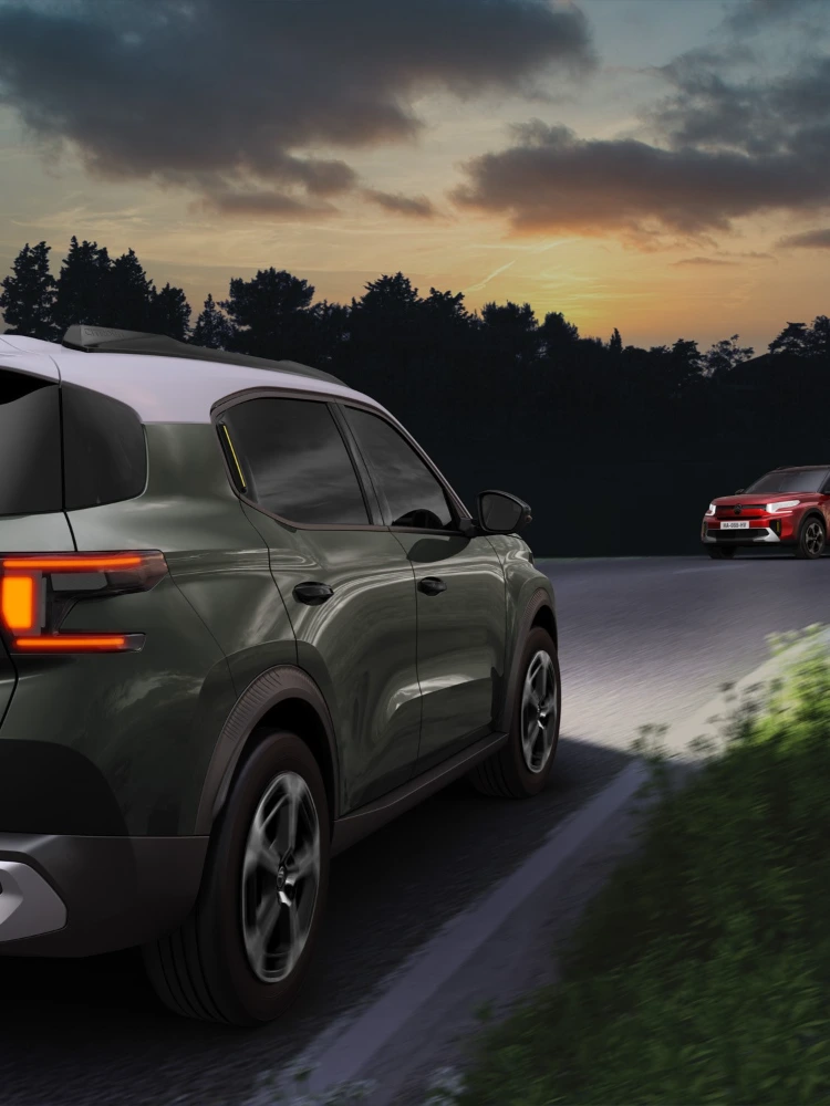 Nachtelijk rijaanzicht van de Citroën ë‑C3 Aircross SUV met automatische verlichting voor veiligere, zelfverzekerde en betaalbare dagelijkse mobiliteit.