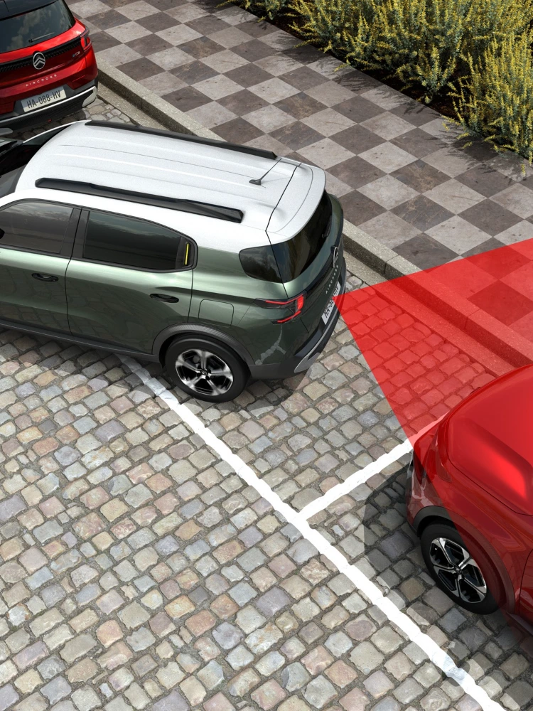 Achteraanzicht tijdens parkeren van de Citroën ë‑C3 Aircross SUV met kruisend‑verkeer‑waarschuwing voor veiliger, zelfverzekerd en betaalbaar manoeuvreren.
