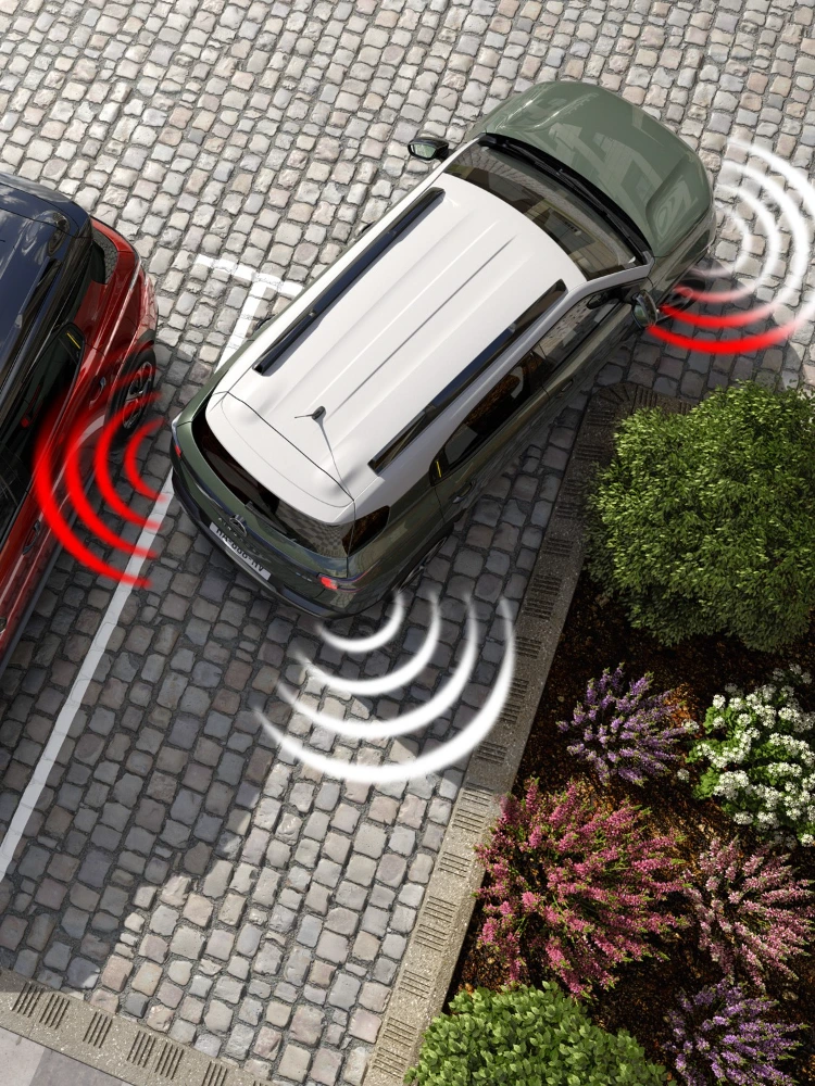 Bovenaanzicht tijdens parkeren van de Citroën ë‑C3 Aircross SUV met obstakeldetectie voor veiligere, eenvoudigere en betaalbare dagelijkse manoeuvres.