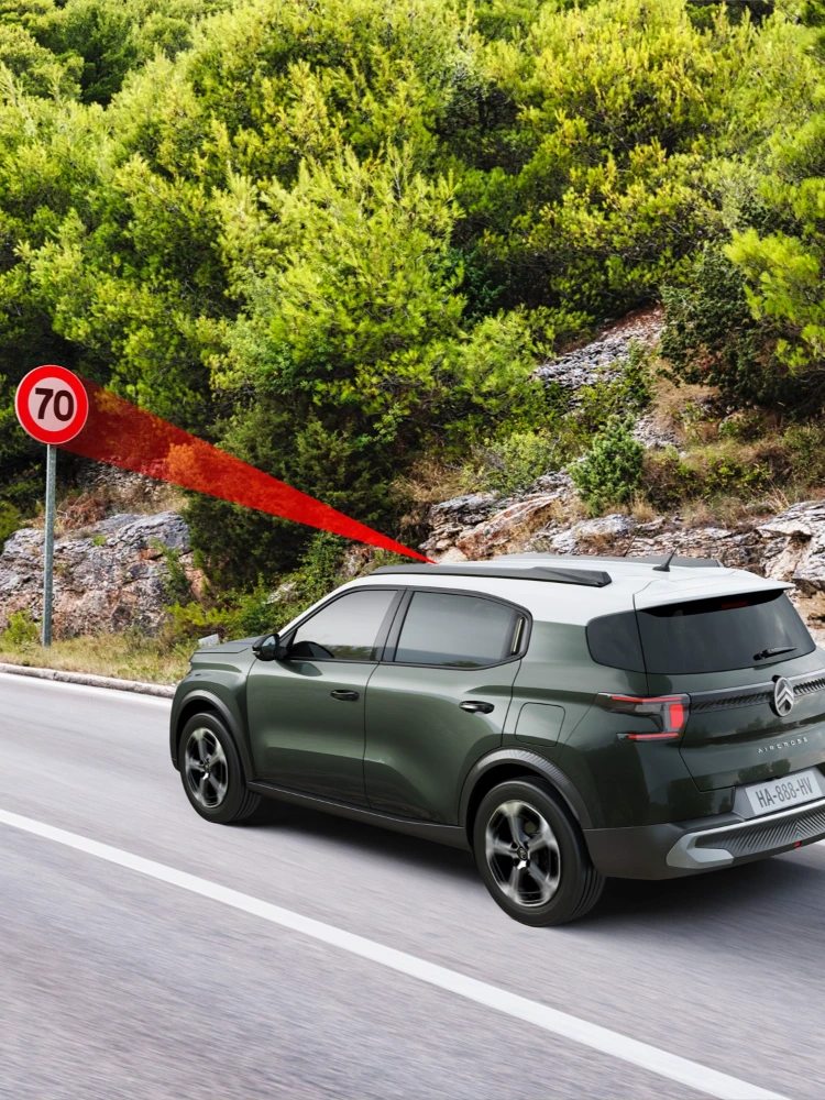Citroën SUV die een snelheidsbord van 70 km/u detecteert met verkeersbordherkenning en snelheidsadvies.