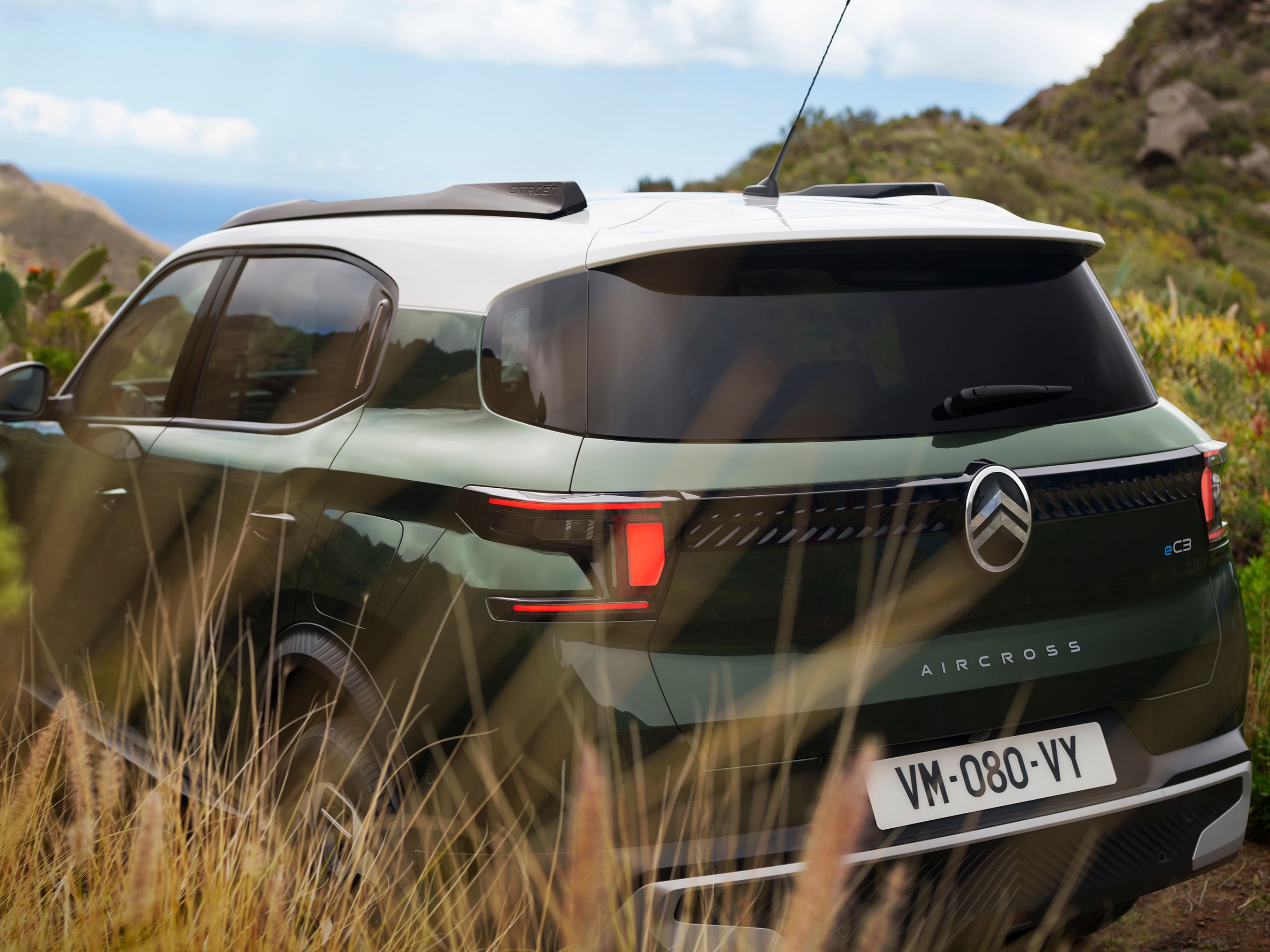 Driekwart achteraanzicht buiten van de Citroën ë‑C3 Aircross SUV met uitgesproken two‑tone design voor zelfverzekerde, veelzijdige en betaalbare mobiliteit.