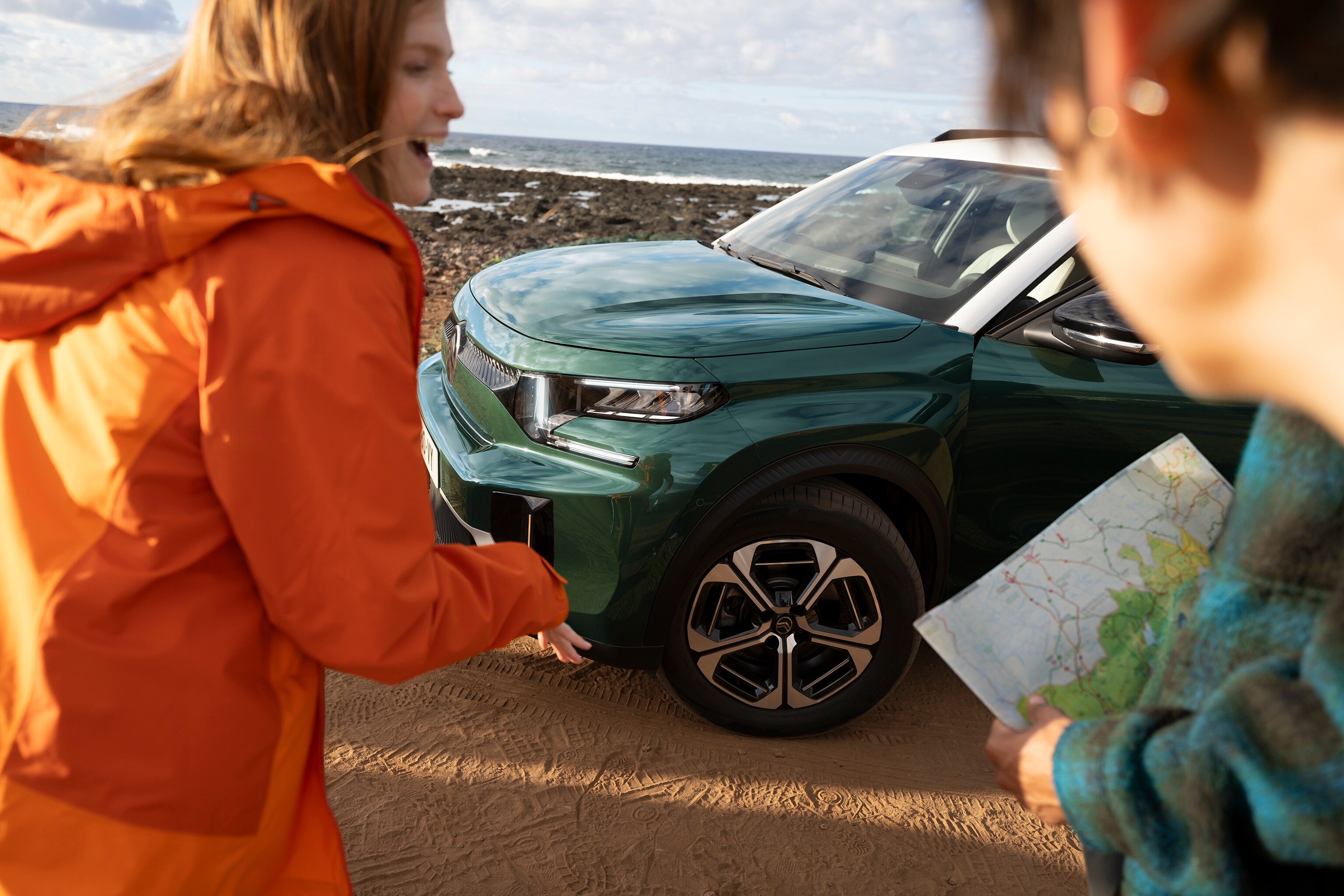 Driekwart vooraanzicht buiten van de Citroën ë‑C3 Aircross SUV met robuuste styling voor avontuurlijke, zelfverzekerde en betaalbare dagelijkse mobiliteit.