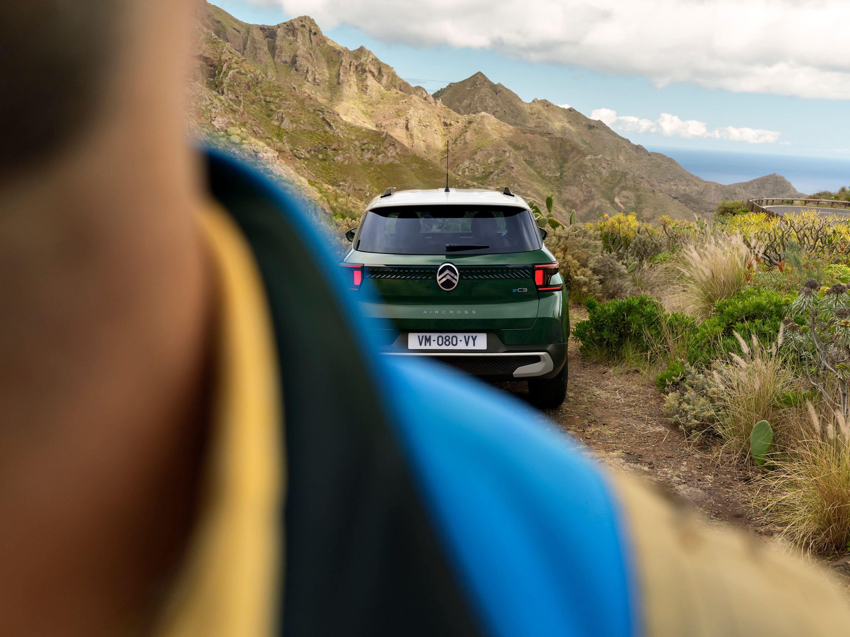 Achteraanzicht buiten van de Citroën ë‑C3 Aircross SUV met robuuste styling voor zelfverzekerde, veelzijdige en betaalbare off‑road‑mobiliteit.