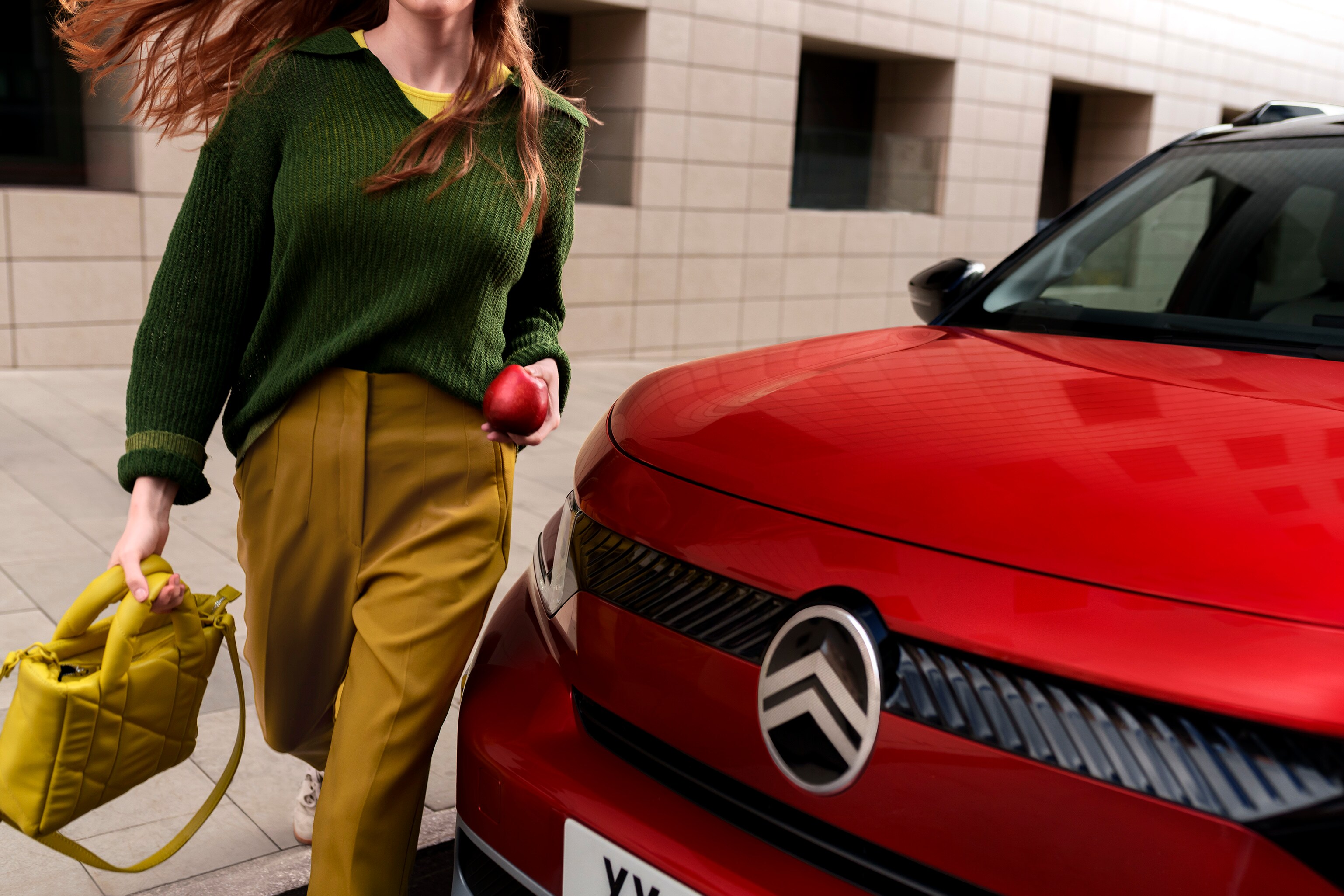 Close‑up vooraanzicht van de Citroën ë‑C3 Aircross SUV met opvallend grille‑design voor stijlvolle, zelfverzekerde en betaalbare stedelijke mobiliteit.