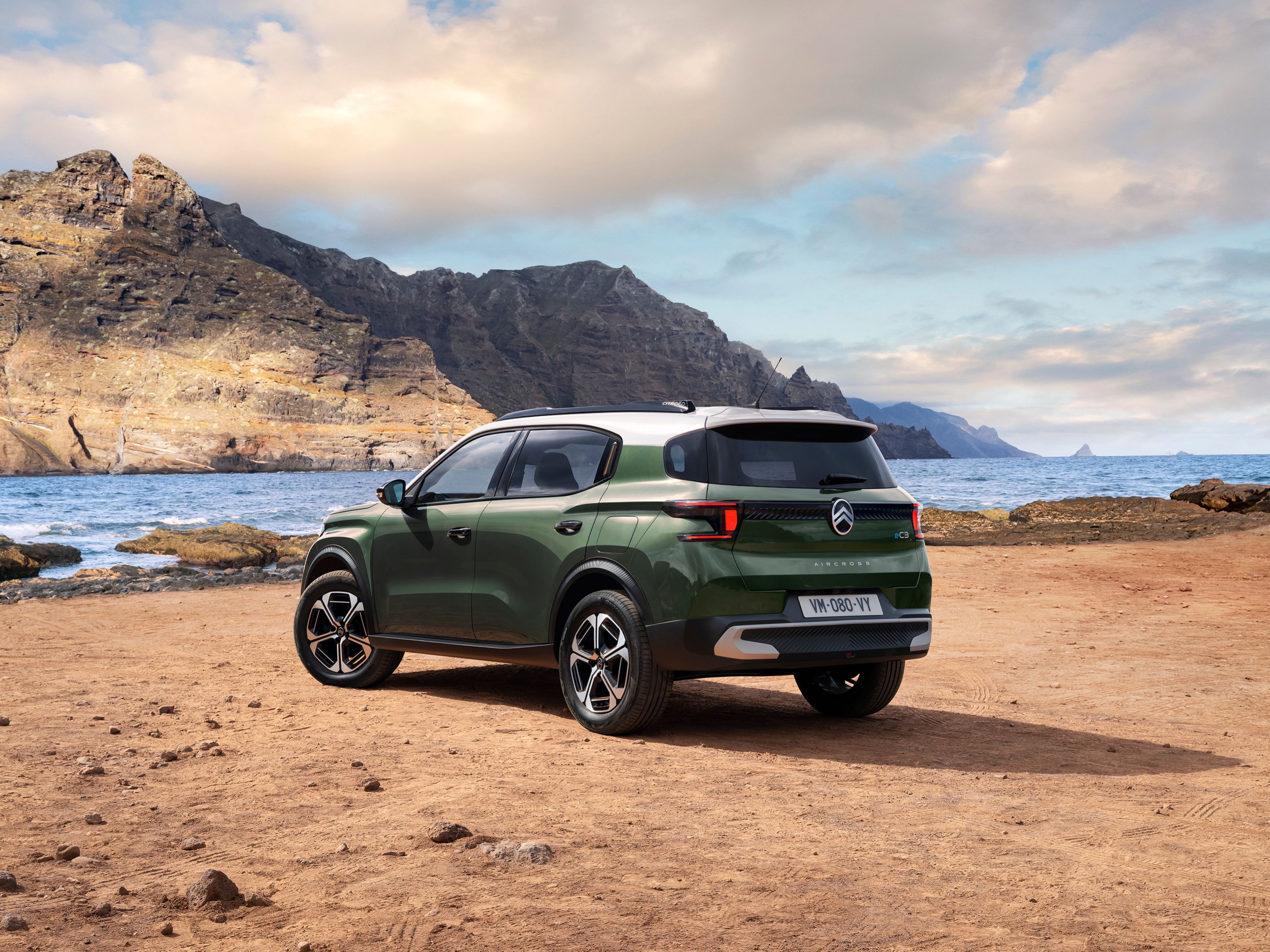 Driekwart achteraanzicht aan zee van de Citroën ë‑C3 Aircross SUV met modern SUV‑design voor veelzijdige en betaalbare mobiliteit.