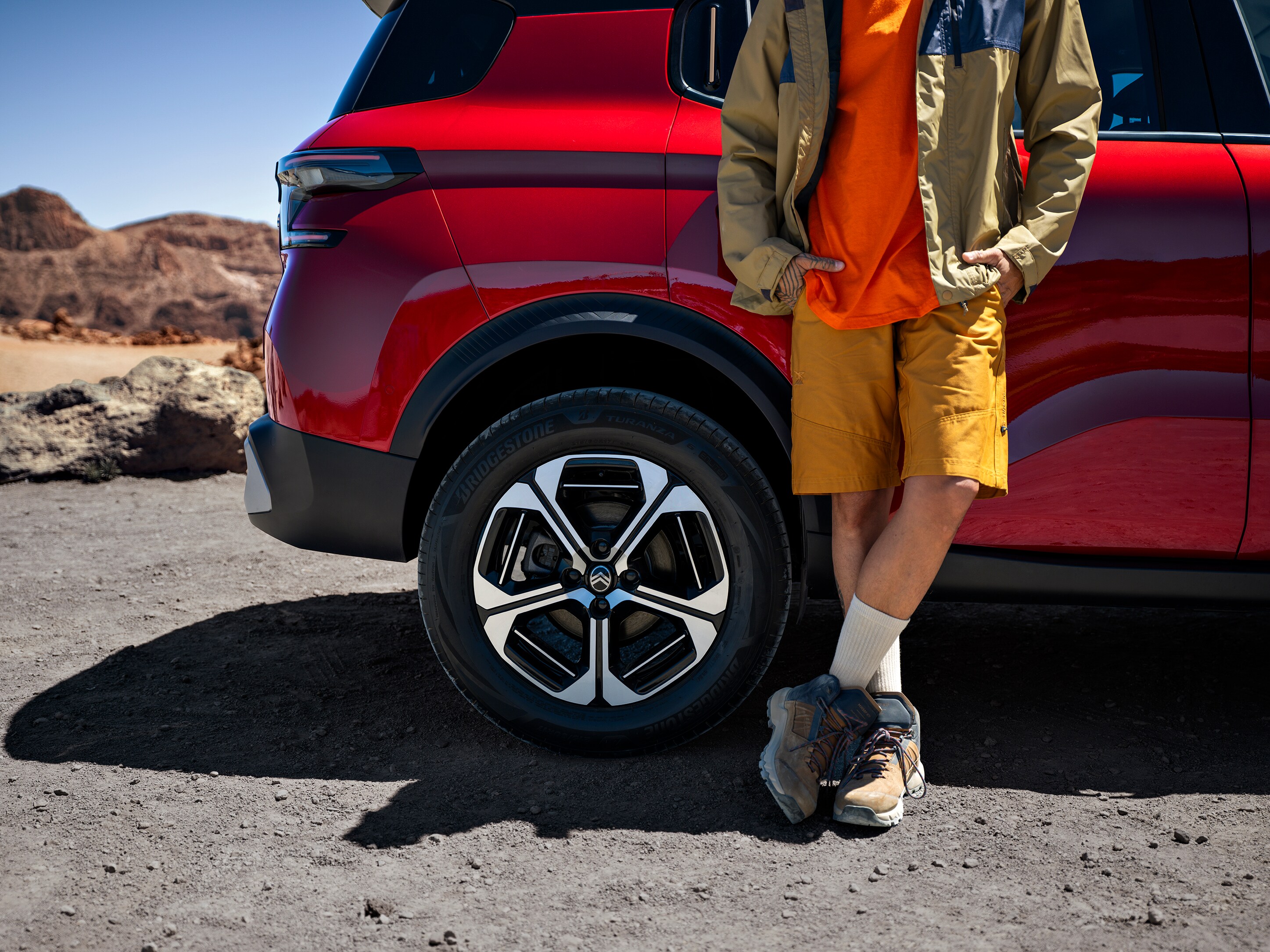 Close‑up van het wiel van de Citroën ë‑C3 Aircross SUV met lichtmetalen velgdesign voor stijlvolle, zelfverzekerde en betaalbare outdoor‑mobiliteit.