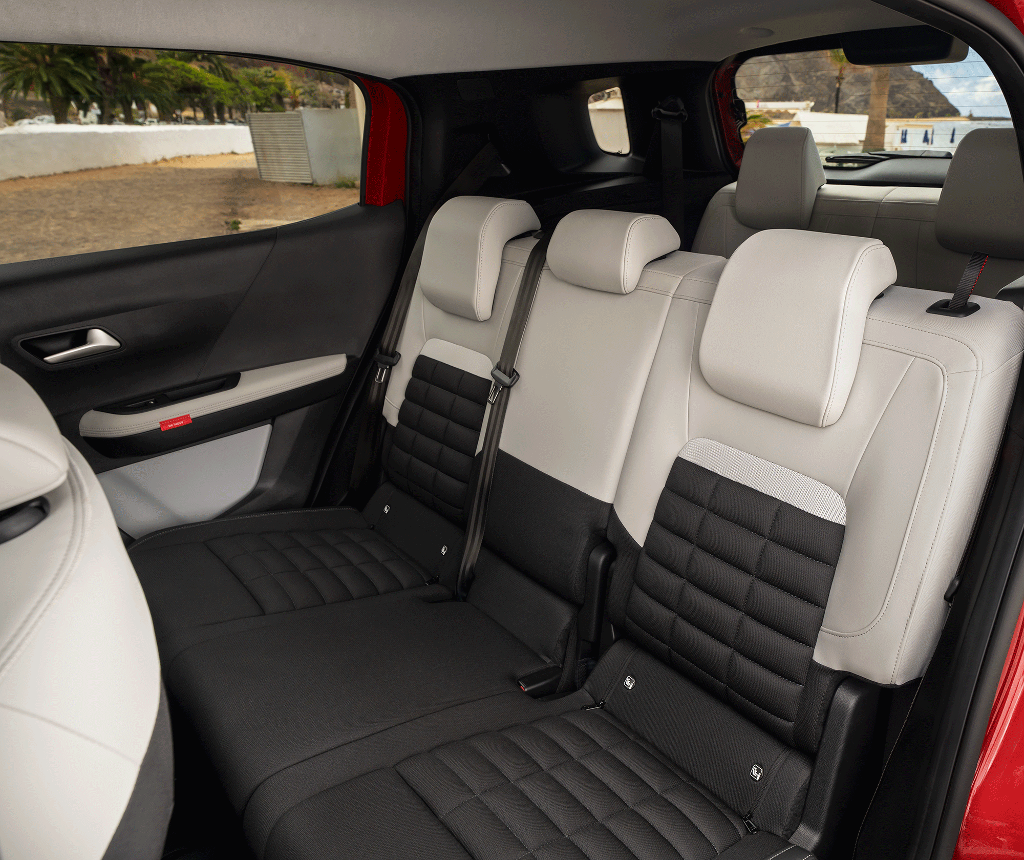 Interieur‑feature‑GIF van de Citroën ë‑C3 Aircross SUV met praktische, modulaire opbergoplossingen voor veelzijdige, gemakkelijke en betaalbare dagelijkse mobiliteit.