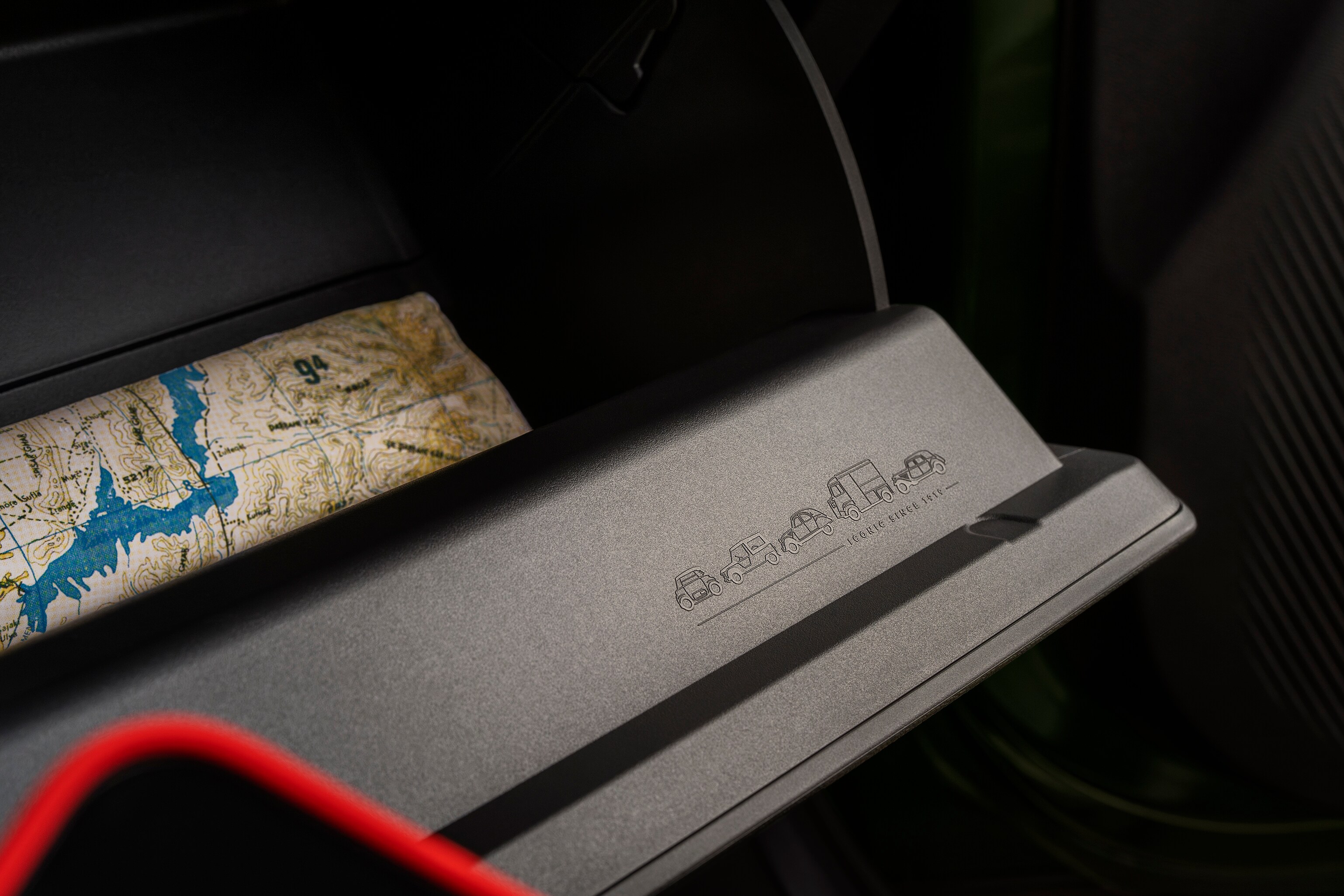 Close‑up van het interieur van de Citroën ë‑C3 Aircross SUV met praktische opbergruimte in het dashboard voor veelzijdige, gemakkelijke en betaalbare mobiliteit.