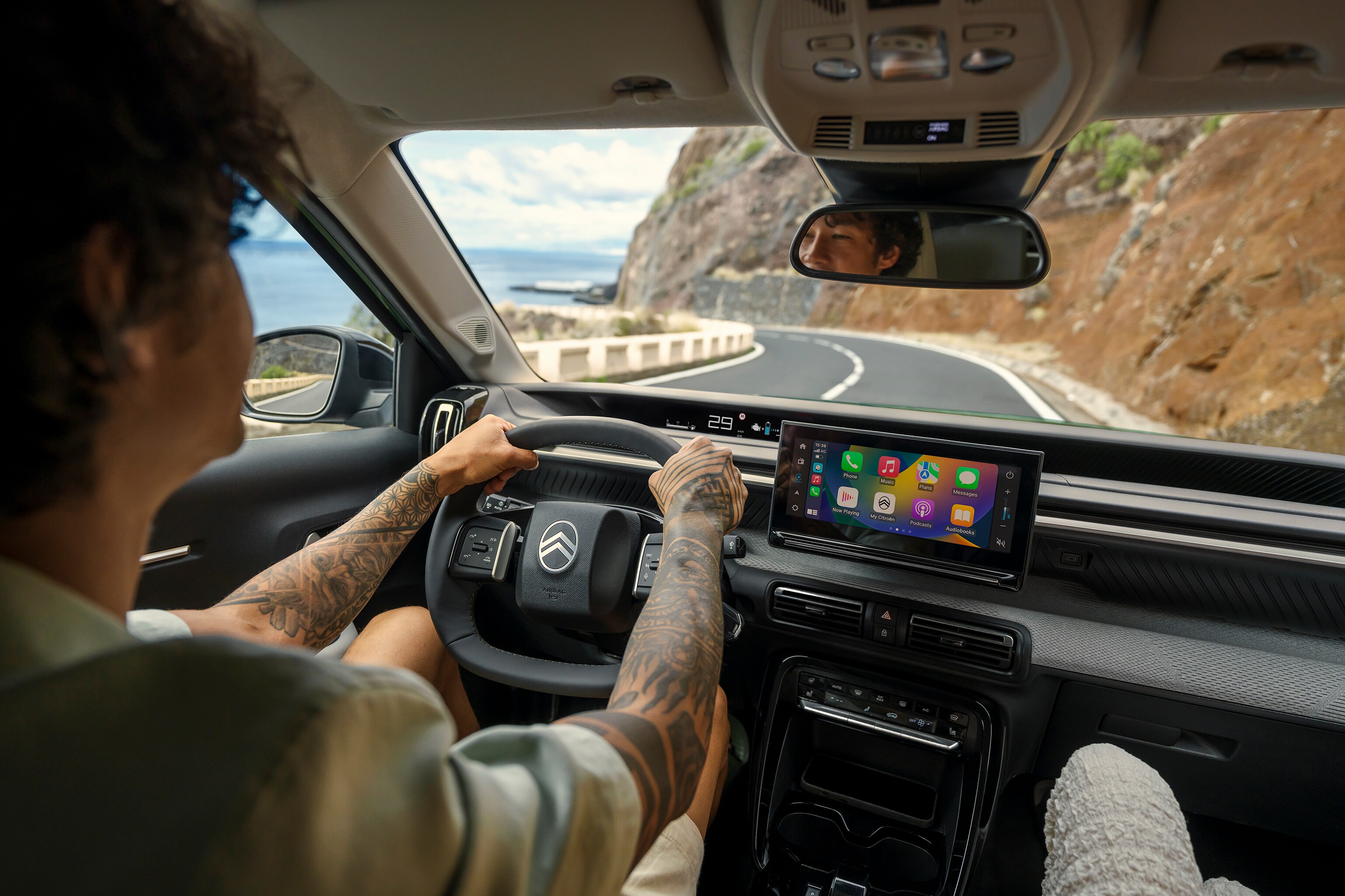 Bestuurdersaanzicht van de Citroën ë‑C3 Aircross SUV met groot touchscreen en moderne cockpit voor intuïtief, verbonden en betaalbaar dagelijks rijden.