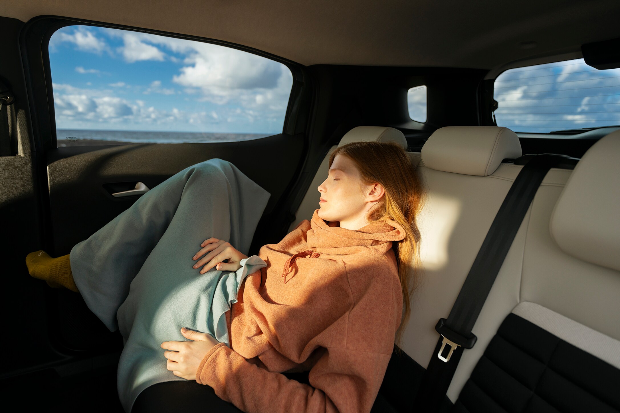 Interieuraanzicht achterin van de Citroën ë‑C3 Aircross SUV met ruime zitplaatsen voor ontspannen comfort op lange ritten en betaalbare dagelijkse mobiliteit.