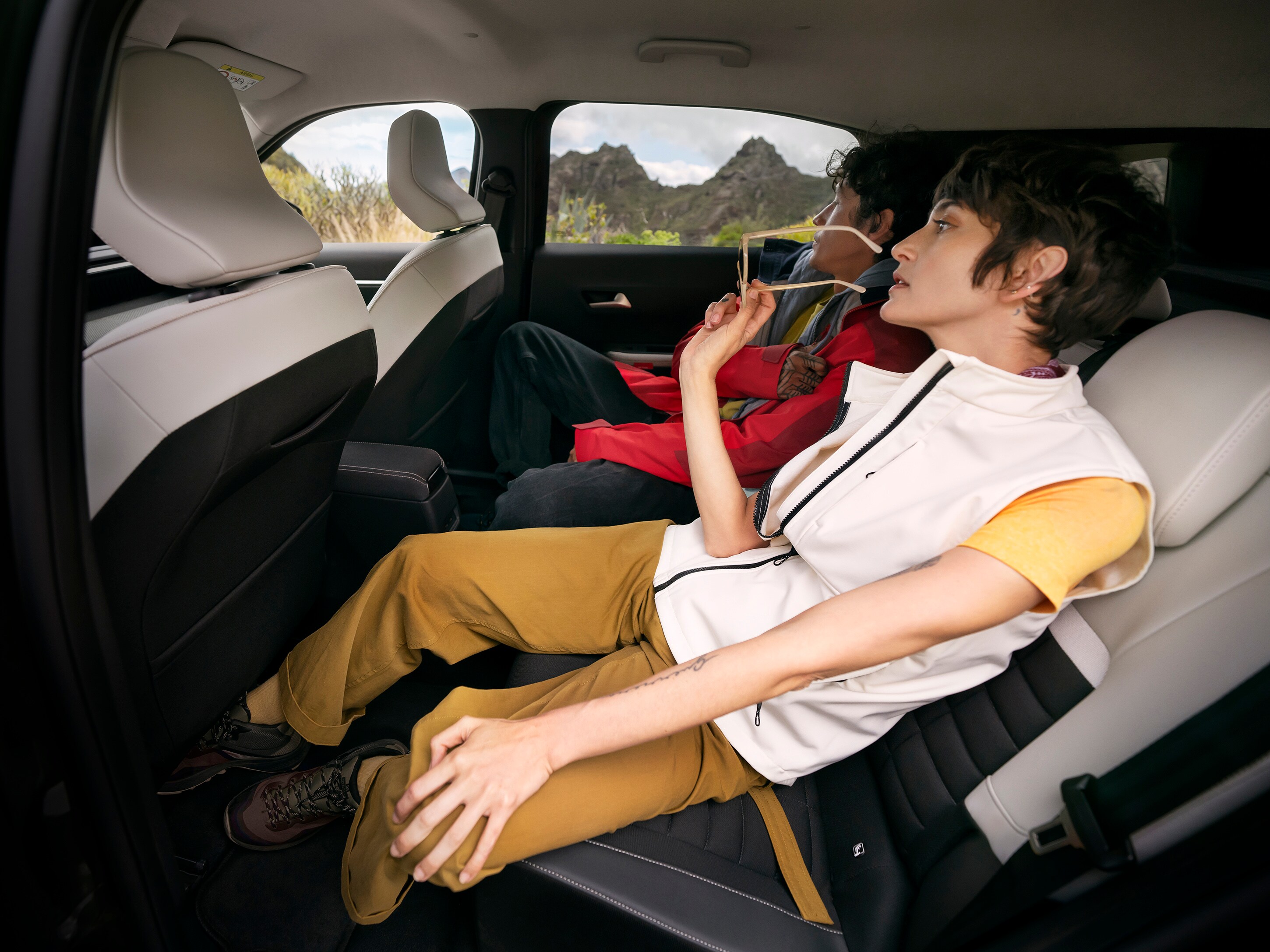 Achterbankaanzicht van de Citroën ë‑C3 Aircross SUV met royale beenruimte voor comfortabele, veelzijdige en betaalbare dagelijkse passagiersmobiliteit.