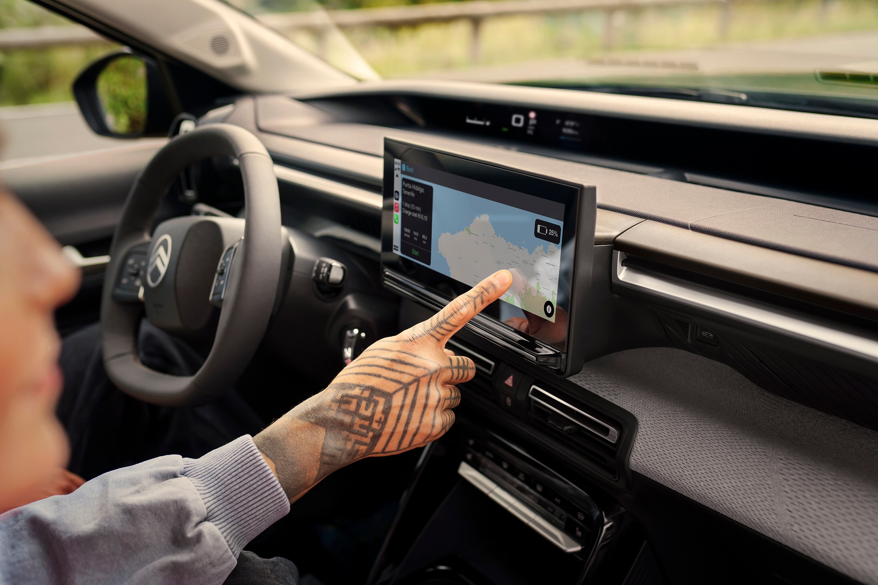Interieuraanzicht van het touchscreen van de Citroën ë‑C3 Aircross SUV met navigatiesysteem voor intuïtief, verbonden en betaalbaar dagelijks rijden.