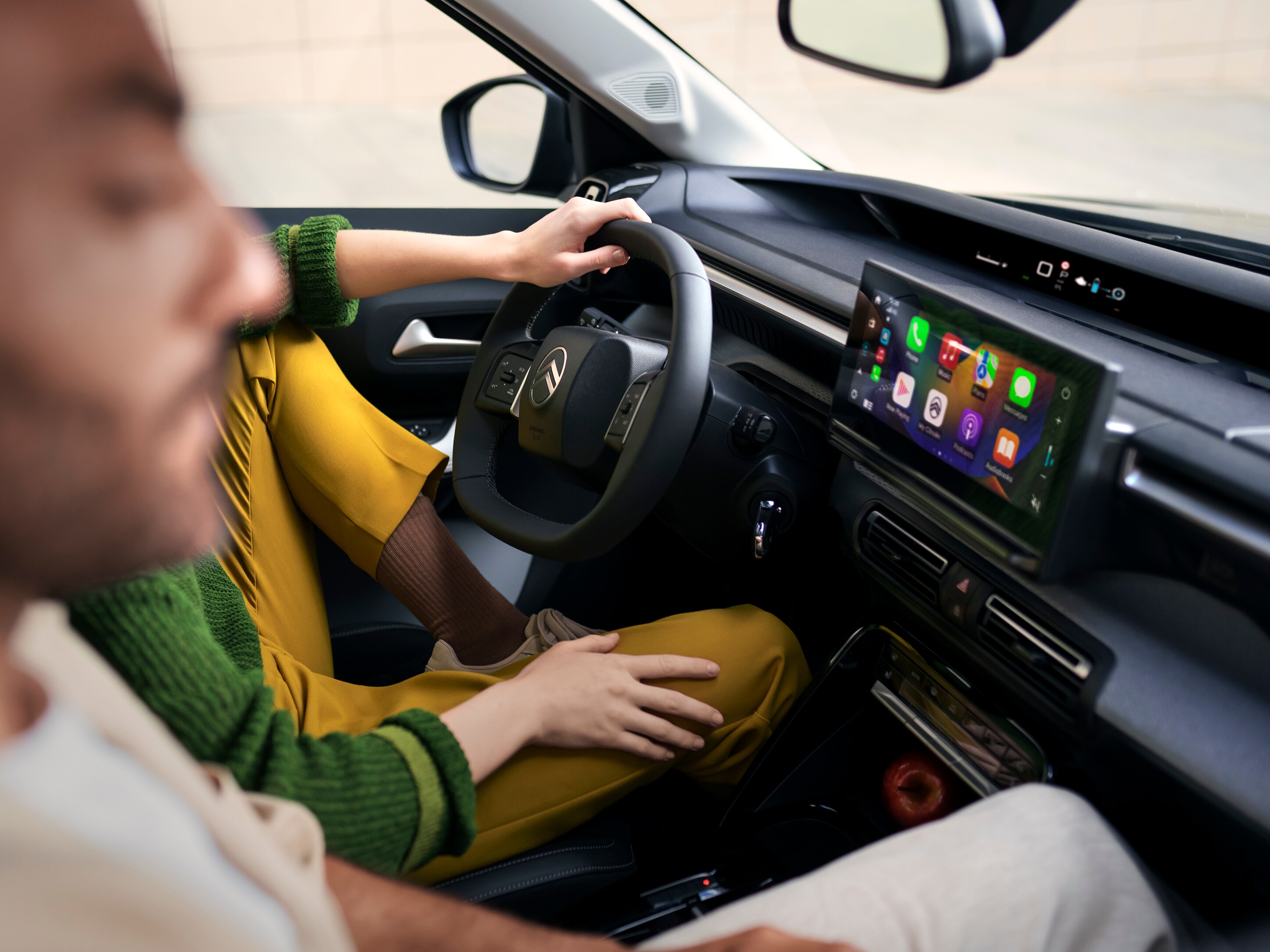 Cockpitaanzicht voorin van de Citroën ë‑C3 Aircross SUV met groot infotainmentscherm voor intuïtieve, moderne en betaalbare dagelijkse mobiliteit.